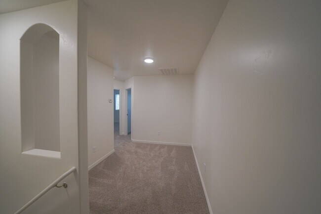 Building Photo - Remodeled 3 Bed / 2.5 Bath Townhome in Great Location