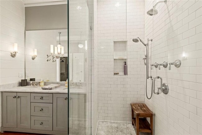 Building Photo - 976 Adair Ave NE