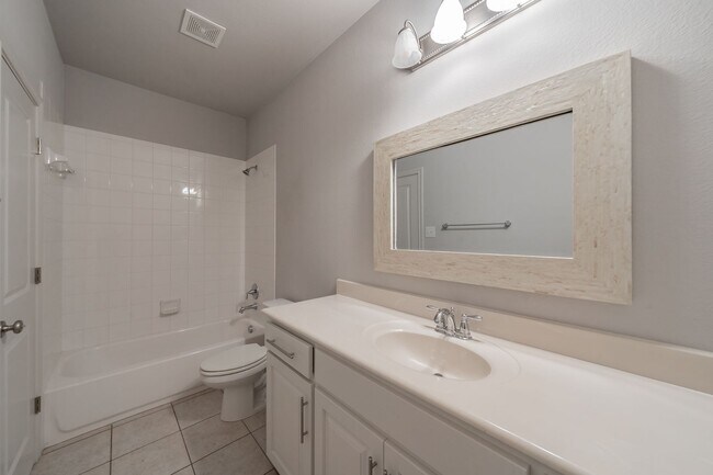 Building Photo - Charming 3-Bedroom, 2-Bathroom Townhome – ...