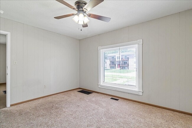 Building Photo - short term lease available