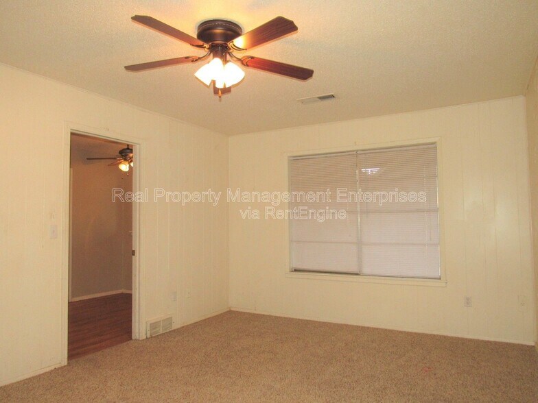 Building Photo - 637 Redstone Ave