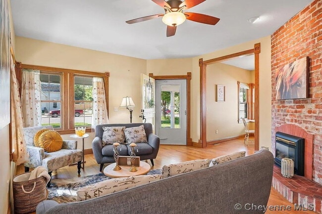 Building Photo - Charming Three Bedroom Home!