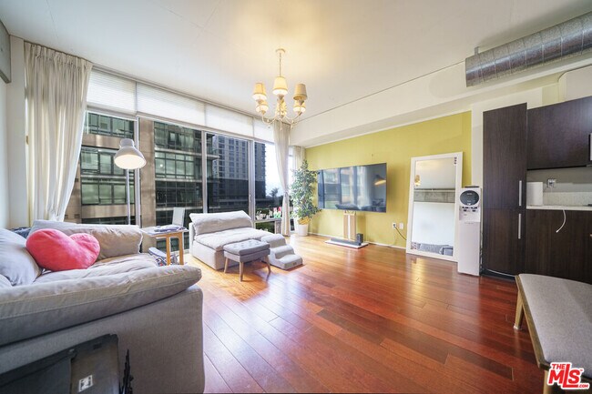 Building Photo - 1100 S Hope St