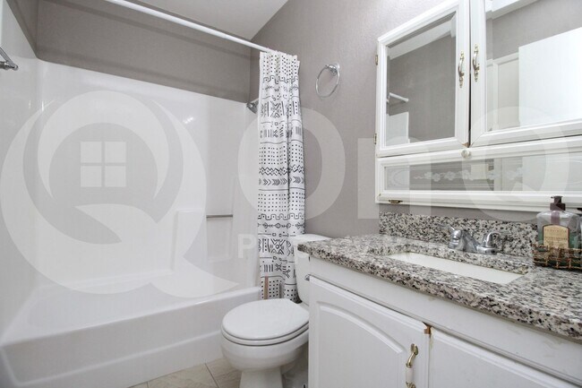 Building Photo - 9021 W Elm St