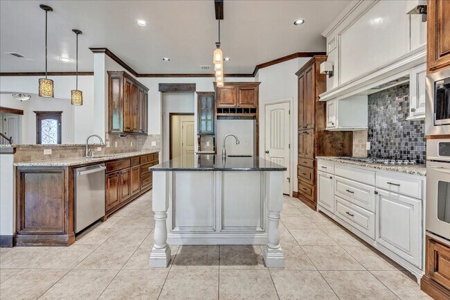 Building Photo - Gorgeous Executive Home - Open Plan - Stor...