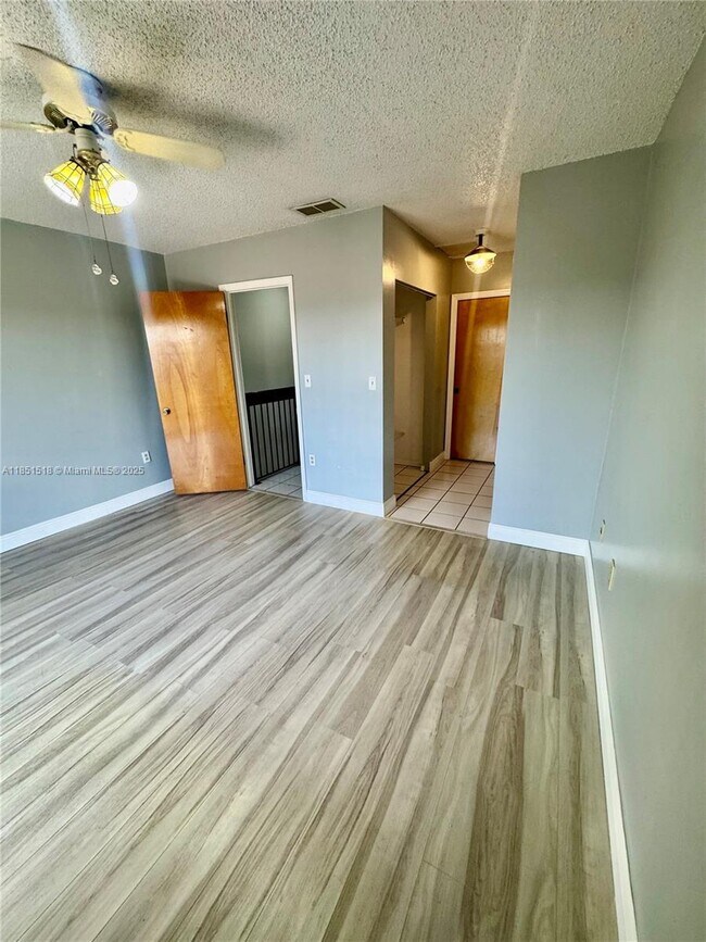 Building Photo - 1319 W 51st Pl