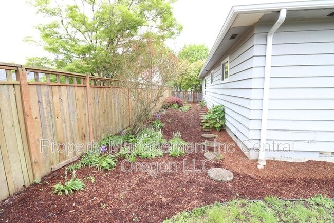 Building Photo - 1670 Yew St SE