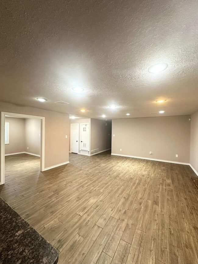 Building Photo - 3 Bed 2.5 Bath Ready To Rent ASAP!