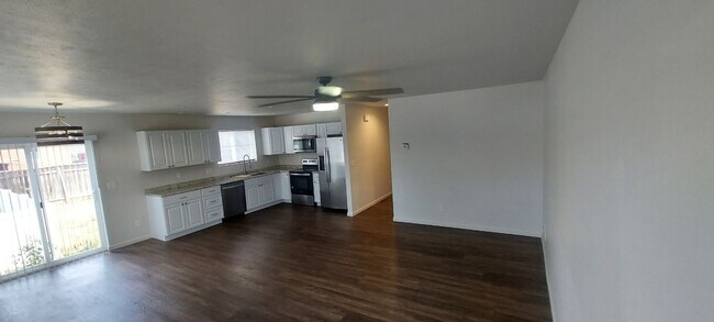 Building Photo - MP132 - 14418-14420 E Heroy