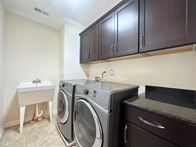 Building Photo - 761 McRae Rd