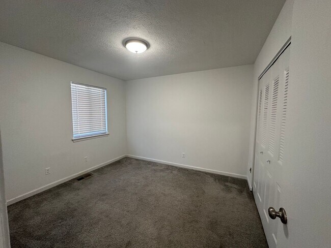 Building Photo - Country Place Townhomes - Off Lakeside Drive