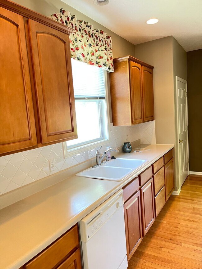 Building Photo - Beautiful 4 bed 2.5 bath 3000+sq ft