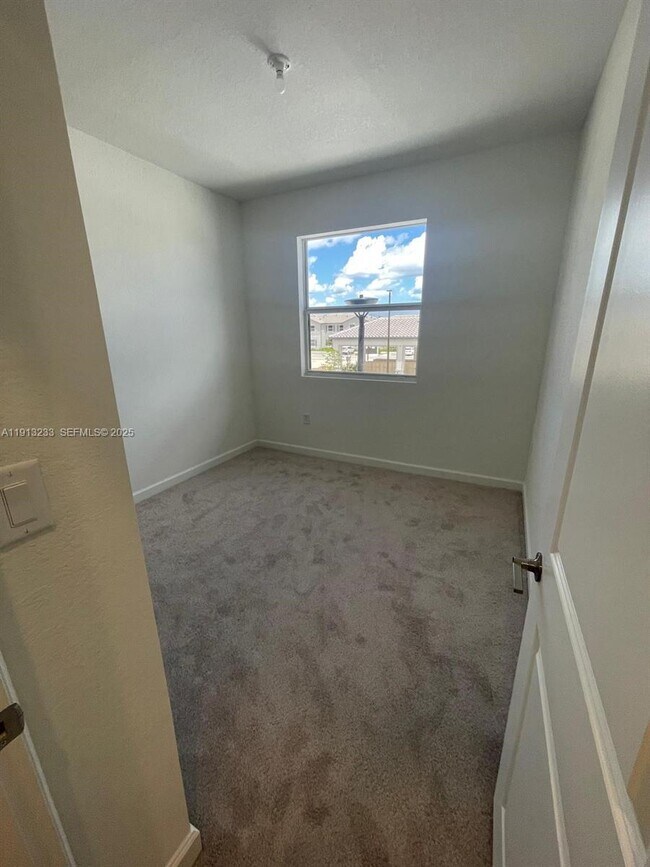 Building Photo - 1066 SE 2nd St