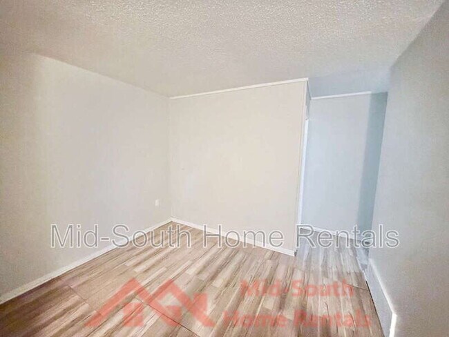 Building Photo - 642 Safari Dr