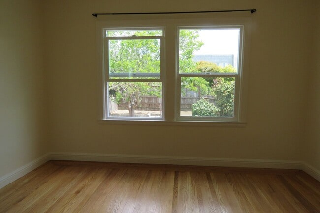Building Photo - 2 BEDROOM SUNSET HOUSE - PLUS BONUS ROOM
