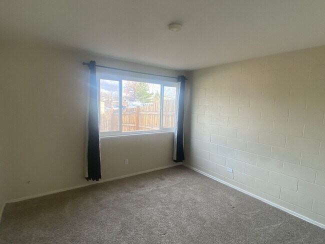 Building Photo - Home in Stead