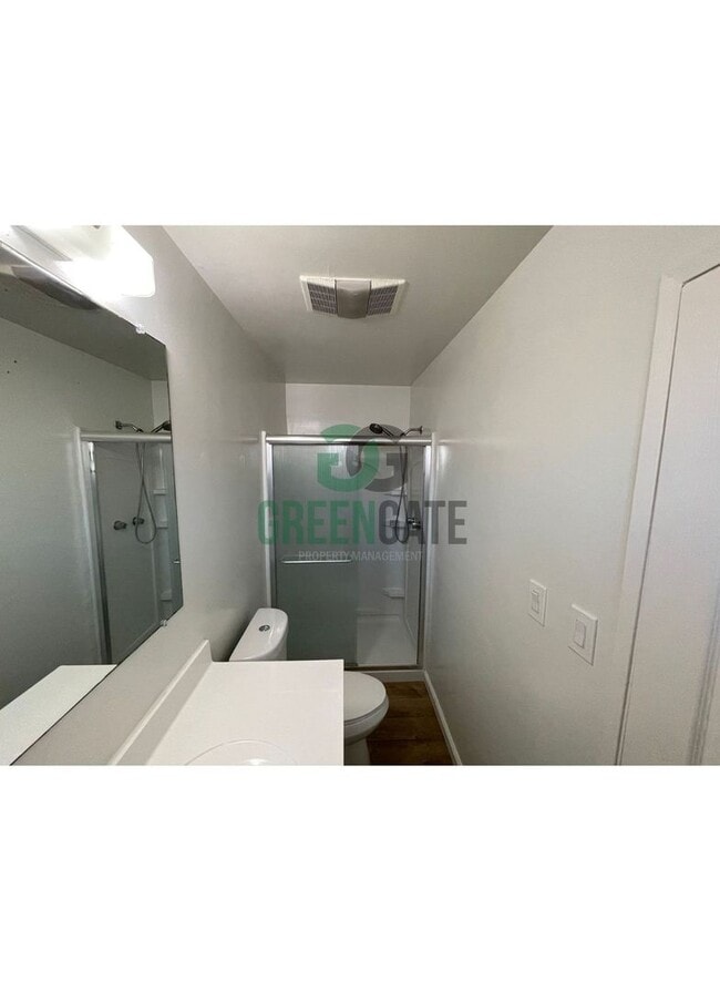 Building Photo - BEAUTIFUL 3 BEDROOM 2 BATH HOME MOVE IN RE...