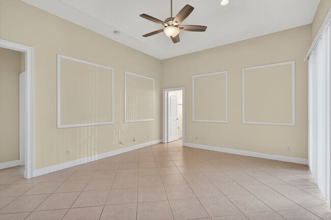 Building Photo - Large and Clean home on a corner lot. 3 Be...