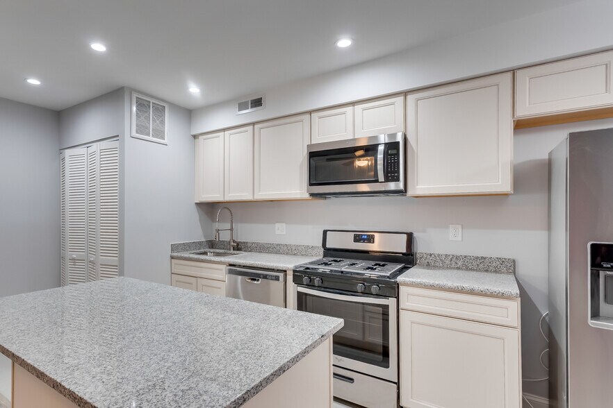 Building Photo - 537 Newcomb St SE #201