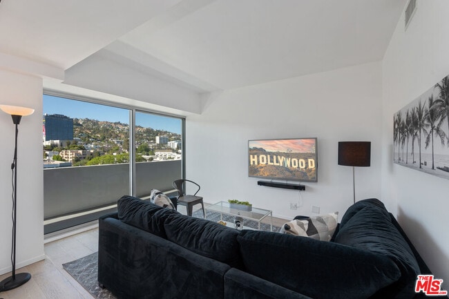 Building Photo - 838 N Doheny Dr
