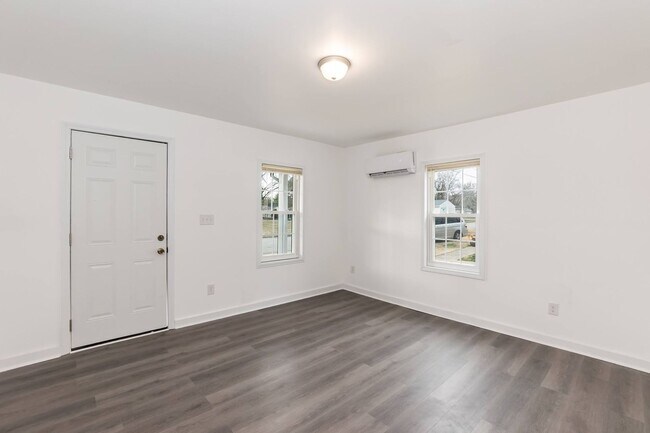 Building Photo - Completely Remodeled One Bedroom Home!