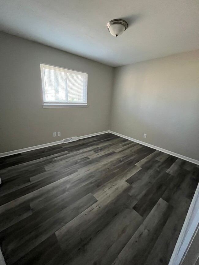 Building Photo - Updated great 3 bedroom house off Carver S...