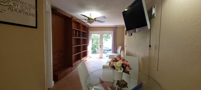 Building Photo - 400 Sunset Dr