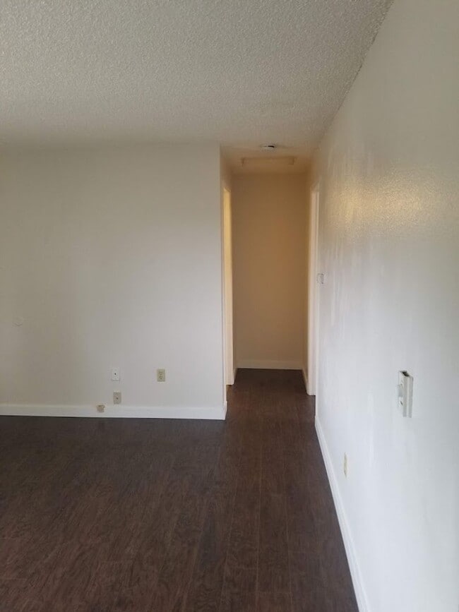 Building Photo - Newly Remodeled 1 Bedroom Apartment / Ground Floor Unit