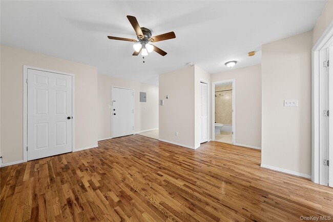 Building Photo - 410 Jericho Tpke