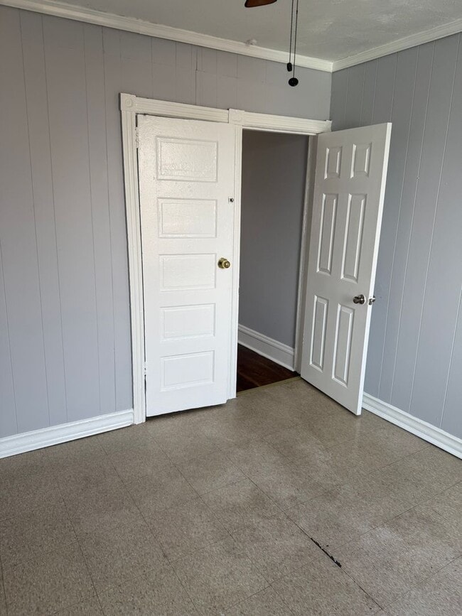 Building Photo - 3 Bedroom Home Steps to LaSalle University