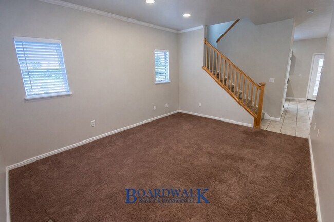 Building Photo - Beautiful 3 Bedroom Townhome End Unit in Draper!