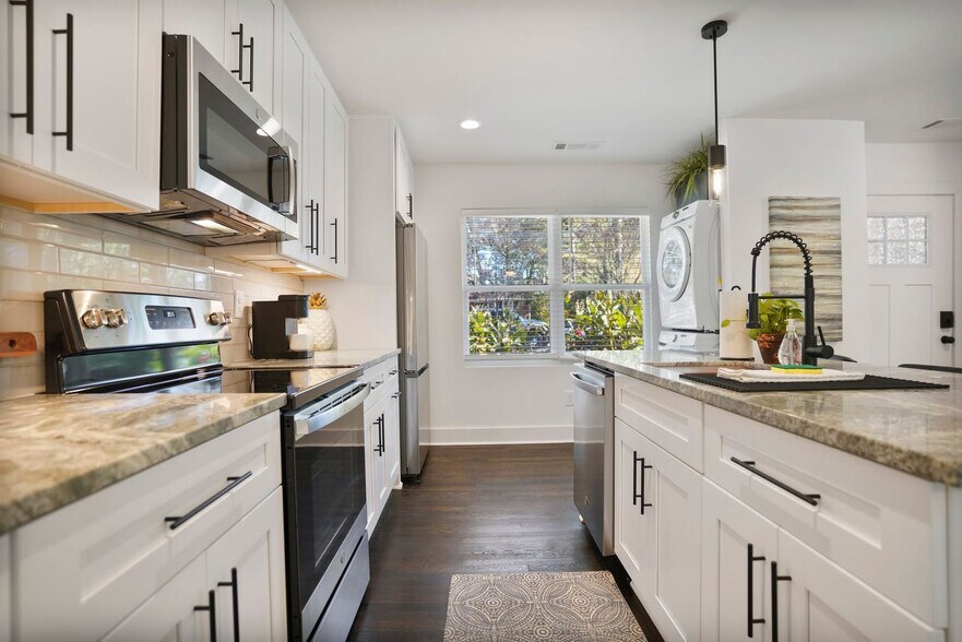 Building Photo - 975 Shadowridge Dr SE