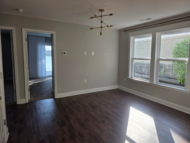 Building Photo - 1048 Meadowoods Dr