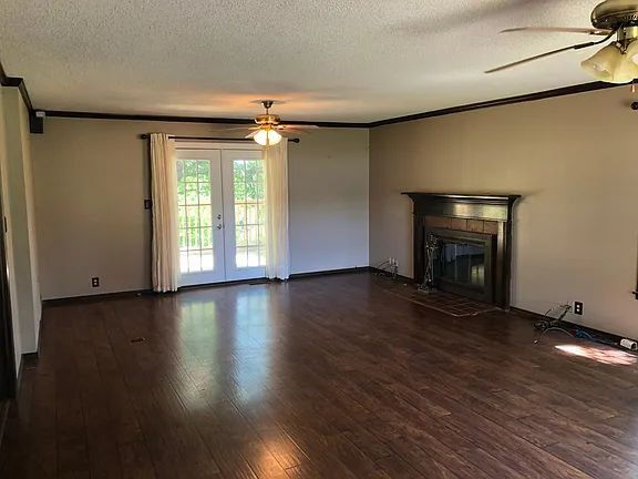 Building Photo - "Charming 3-Bedroom Retreat with Fireplace & Spacious 3100 Sq Ft Layout in Independence, KS!"