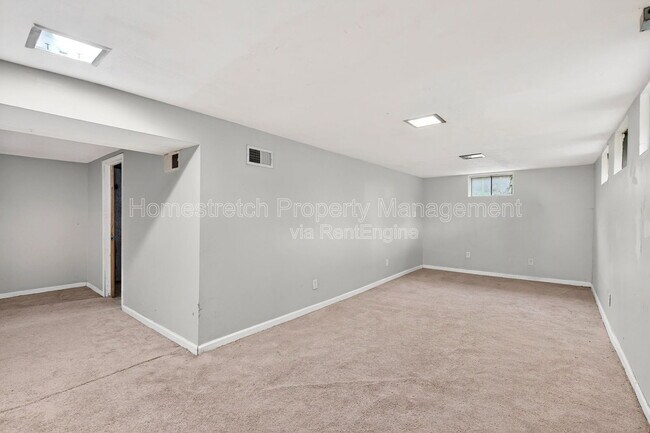 Building Photo - 10216 Royal Dr