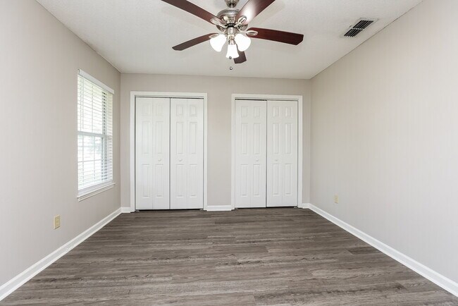 Building Photo - 495 Forest Ridge Dr