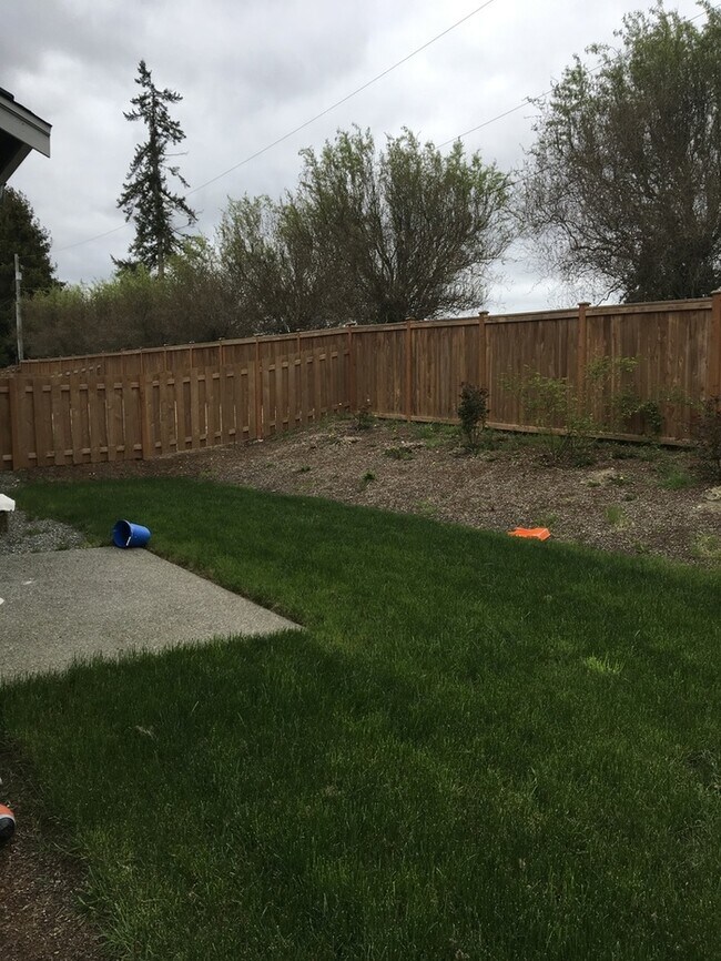 Building Photo - Large 4 bedroom home