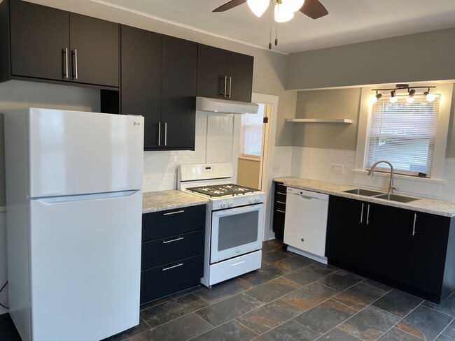 Building Photo - Charming 2-Bed, 1.5-Bath Single family hom...