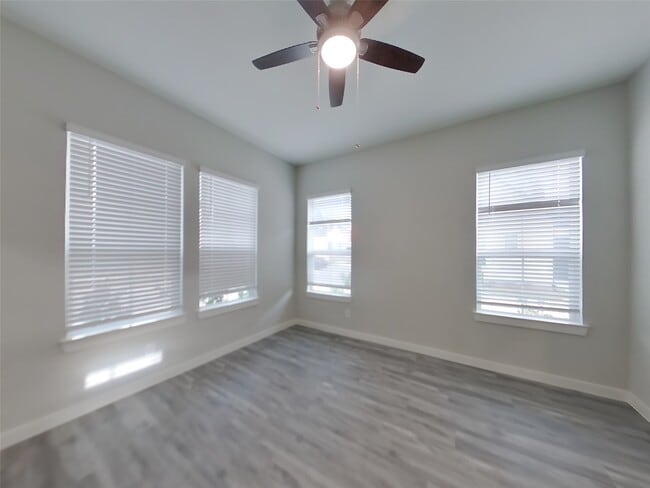 Building Photo - 9835 Willow Creek Commerce Dr