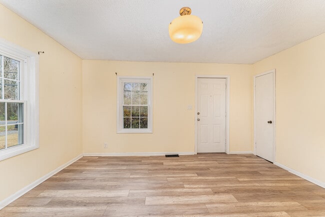 Building Photo - 7831 Summerfield Rd