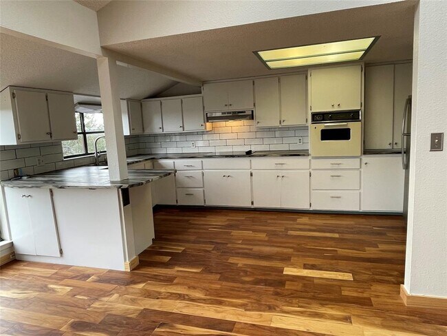 Building Photo - 210 Oak Springs Dr