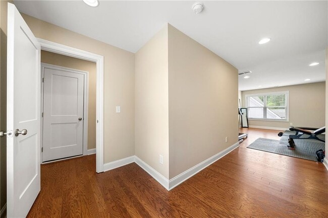 Building Photo - 1833 Sanford Dr