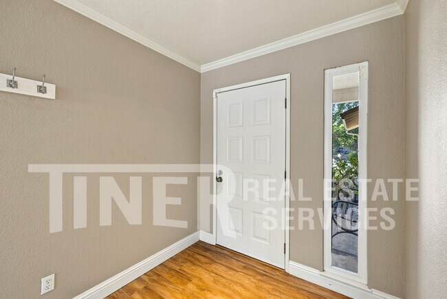 Building Photo - 639 Flower Dr