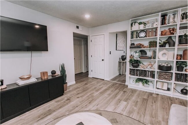 Building Photo - 1930 Independence Rd