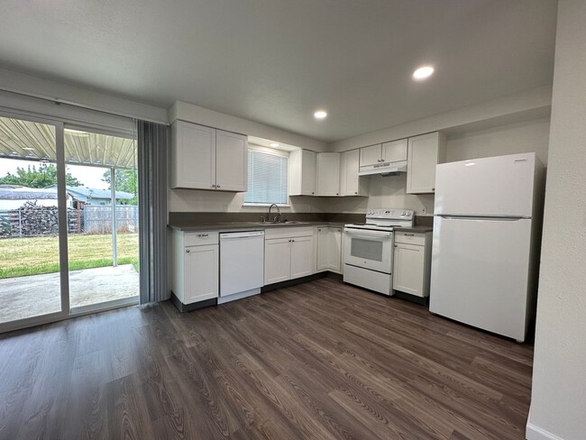 Building Photo - *COMING SOON* 3 Bedroom 1 Bath Single Fami...