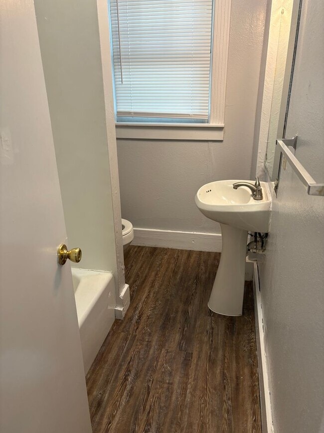 Building Photo - WALKING DISTANCE TO THE U OF A!!!
