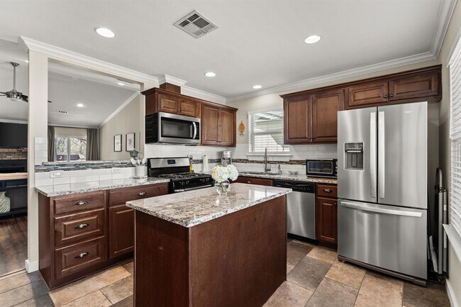 Building Photo - 9715 Meadowheath Dr