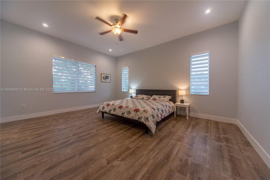 Building Photo - 4405 SW 64th Ct