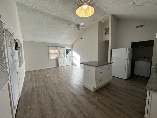 Building Photo - Centrally located home at Milepost 6