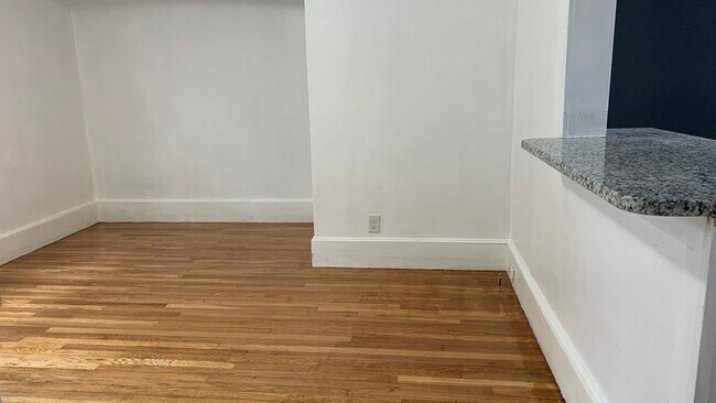 Building Photo - 529 Pleasant St